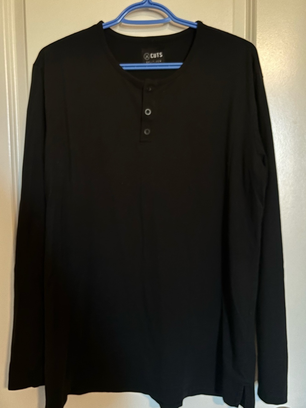 Cuts Men’s Split Hem Black Long-Sleeve Henley Shirt fits men’s size L
